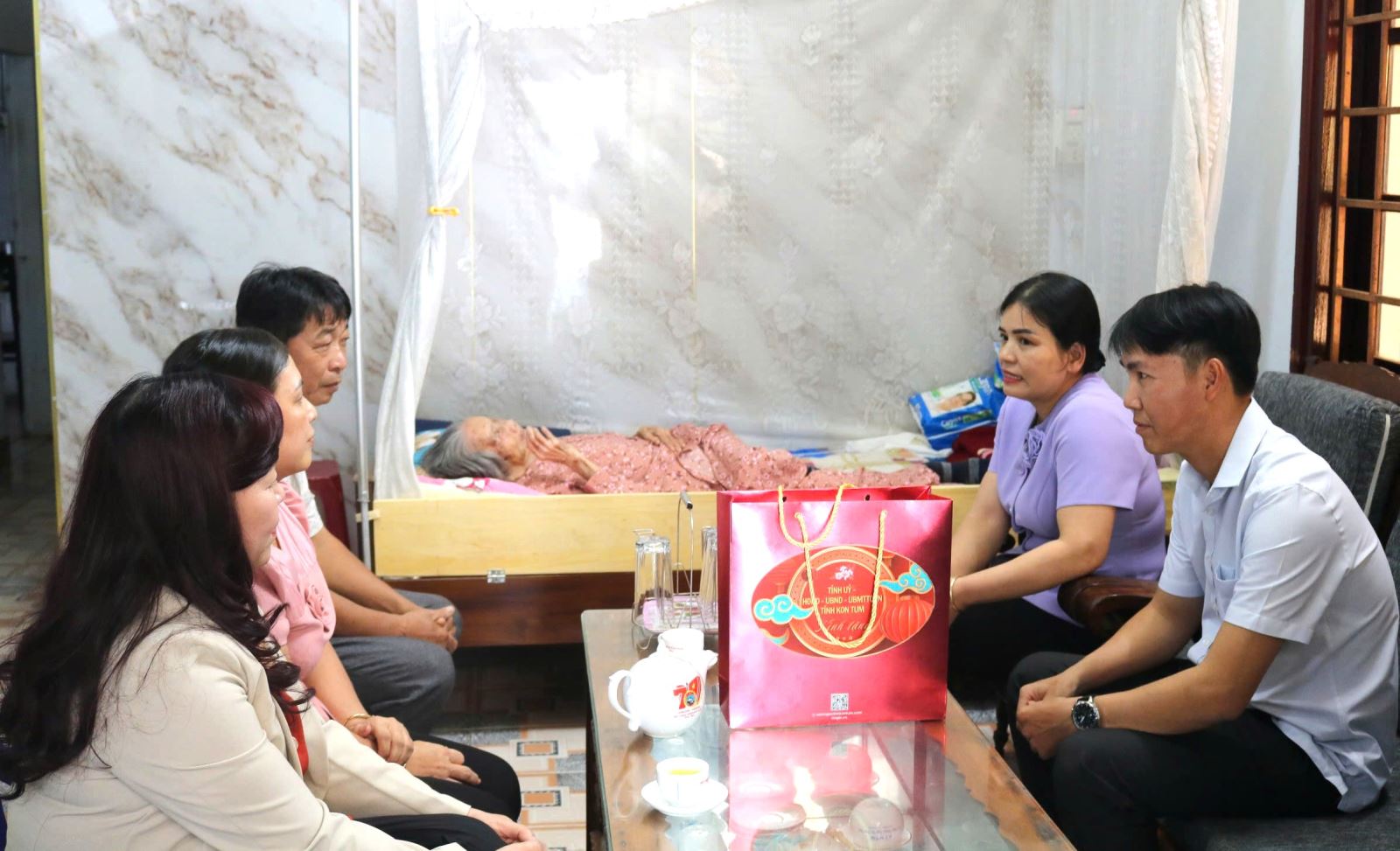 Lãnh đạo UBND tỉnh thăm, tặng quà gia đình chính sách nhân kỷ niệm 50 năm Ngày Giải phóng tỉnh Kon Tum